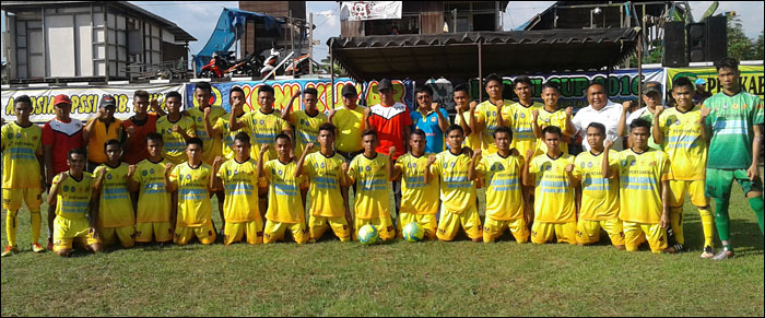 Tim tuan rumah Kecamatan Kota Bangun tampil sebagai juara grup dan melangkah ke babak 12 besar Bupati Cup 2016 bersama Muara Wis