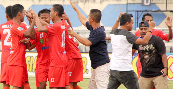 Para pemain dan ofisial tim Kecamatan Muara Jawa merayakan gol yang disarangkan ke gawang Muara Kaman