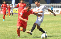 Duel perebutan bola antara pemain Muara Jawa dan Kembang Janggut