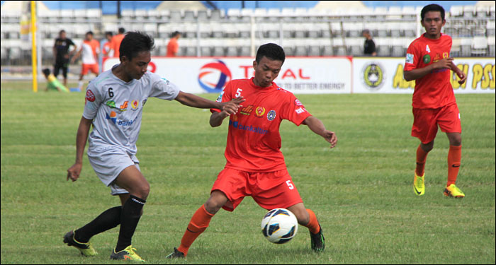 Tim Kembang Janggut (abu-abu) dan Muara Jawa (merah) harus puas bermain imbang 1-1 di laga perdana Grup G Babak 12 Besar Bupati Cup 2016