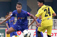 Bek Loa Janan Fransiskus Nando (kiri) berupaya menghalau bola di daerah pertahanannya