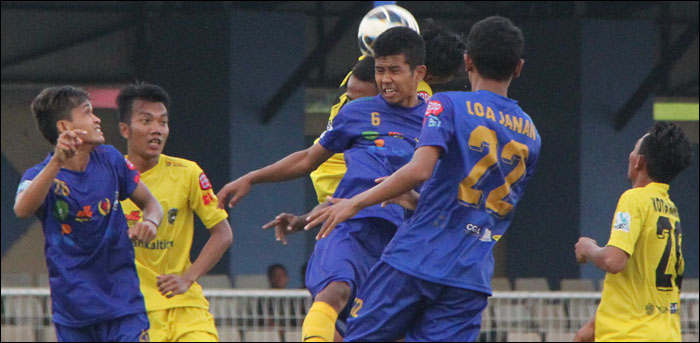 Tim Kecamatan Loa Janan (biru) berhasil mengalahkan Kota Bangun (kuning) dengan skor tipis 2-1 di laga perdana Grup H Babak 12 Besar Bupati Cup 2016