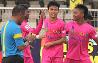 Selebrasi para pemain Muara Badak usai membobol gawang Kota Bangun untuk ketiga kalinya