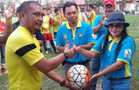 Ketua KONI Kukar Ria Handayani menyerahkan bola kepada wasit menandai dimulainya kualifikasi grup F Bupati Cup 2016 di Sanga-Sanga 
