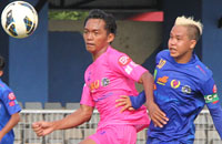 Striker Loa Janan, Sefliansyah (kanan), mencetak gol penyeimbang pada menit 75