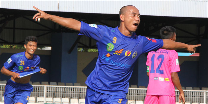 Selebrasi penyerang Loa Janan Hery Suryanto usai mencetak gol penentu kemenangan Loa Janan atas Muara Badak