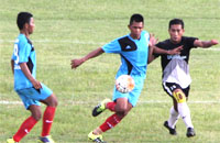Duel perebutan bola antara pemain Loa Janan (biru) dan Tenggarong (hitam)