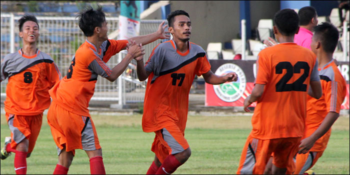 Selebrasi para pemain Loa Janan setelah membobol gawang Loa Kulu dalam laga kualifikasi Grup D Bupati Cup 2016 di Stadion Rondong Demang, Tenggarong