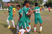 Pemain Muara Badak merayakan gol yang dicetak ke gawang Marang Kayu
