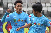 M Raju Andika (kiri) sukses membobol gawang Muara Jawa ketika laga baru berjalan 3 menit