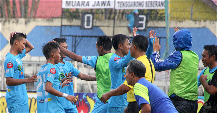 Pemain Tenggarong Seberang merayakan gol ketiga yang tercipta akibat gol bunuh diri pemain Muara Jawa