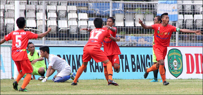 Selebrasi para pemain Muara Jawa setelah Ahmad Nur Aris kembali membawa keunggulan atas Muara Wis pada menit 89