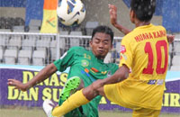 Pemain Marang Kayu (hijau) dan Muara Kaman (kuning) berduel memperebutkan bola