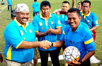 Wabup Kukar Edi Damansyah menyerahkan bola kepada wasit menandai dimulainya penyisihan Grup C Bupati Cup 2016