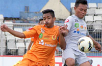 Striker Muara Wis, Yusra (kiri), berebut bola dengan gelandang Kembang Janggut, Bastian Nur
