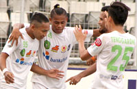 Pemain Tenggarong merayakan gol yang dicetak Angga Prasetyo pada menit ke-19