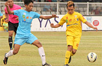 Gelandang Tenggarong Seberang Henriko Pamungkas menempel ketat striker Muara Kaman, Ady Wahyu Hernanda