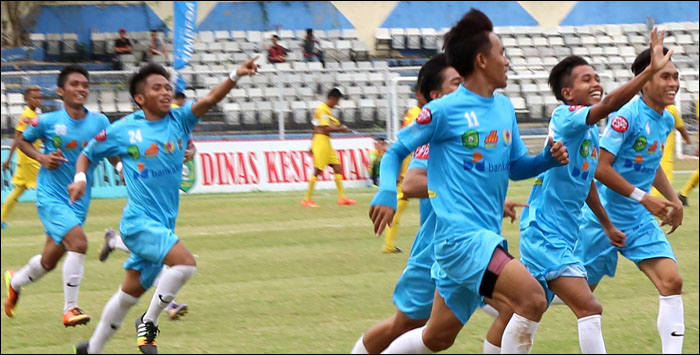 Selebrasi para pemain Tenggarong Seberang usai membobol gawang Muara Kaman untuk ketiga kalinya pada laga semifinal di Stadion Rondong Demang, Tenggarong, Sabtu (30/07) kemarin
