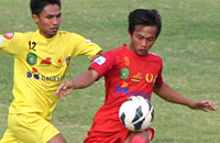 Jonaidi Adan (kanan) mencetak gol tunggal untuk kemenangan Tabang 