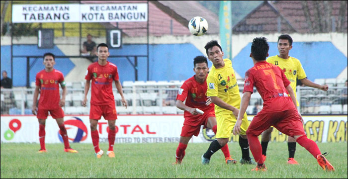 Duel seru antara tim Tabang (merah) vs Kota Bangun (kuning) akhirnya dimenangkan Tabang dengan skor tipis 1-0 