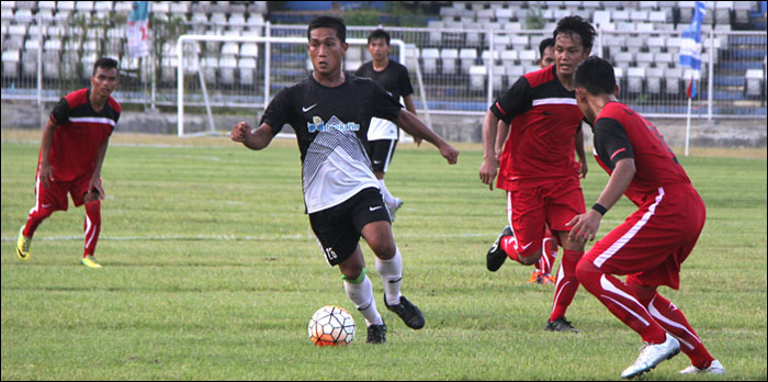 Tim Tenggarong (hitam) dipastikan lolos ke babak 12 Besar setelah menang 3-1 atas Loa Kulu (merah) dalam laga perdana Grup D Zona Tengah