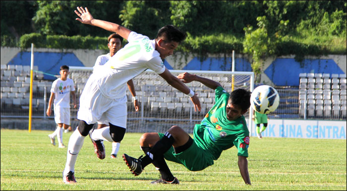 Tim Tenggarong (putih) masih terlalu tangguh bagi Marang Kayu (hijau). Tenggarong sukses menang telak 5-1 atas Marang Kayu pada laga pertama Grup I di Stadion Rondong Demang, Tenggarong, Sabtu (16/07) sore 