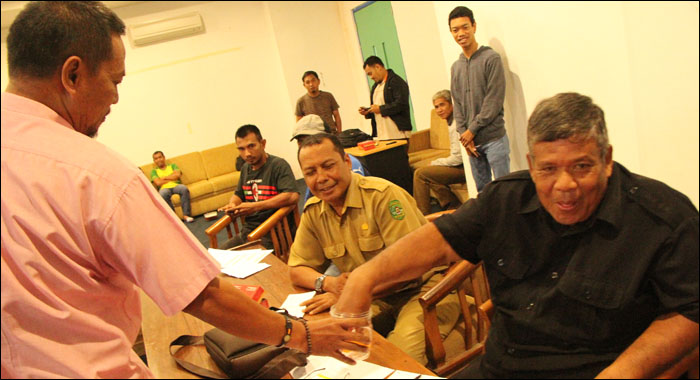 Manajer Tim Loa Janan Supariyo (kanan) mencabut undian untuk timnya sebagai salah satu tim unggulan