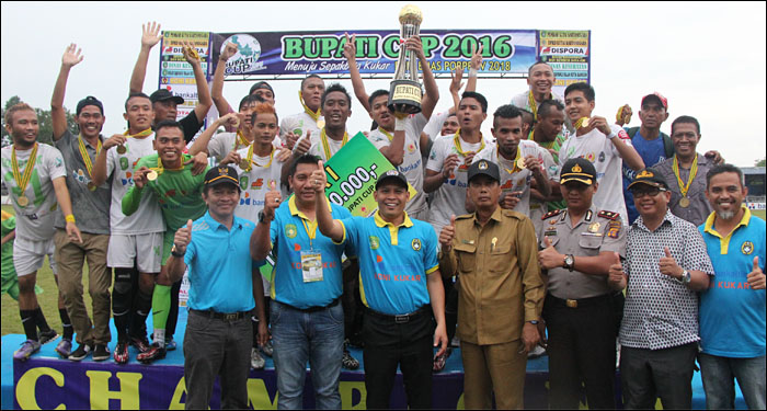 Tim Kecamatan Tenggarong dengan bangga mengangkat trofi bergilir Bupati Kukar yang mereka raih usai membekuk Tenggarong Seberang di laga final Bupati Cup 2016