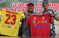 Manajer Tim Muara Kaman H Ardinansyah didampingi pelatih Rully Padengke menunjukkan kostum yang akan digunakan Muara Kaman di Bupati Cup 2016 