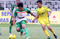 Duel antara Anggana (hijau) vs Muara Muntai (kuning) berakhir imbang hingga perpanjangan waktu, adu penalti pun dilakukan di penghujung laga