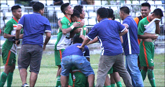 Kegembiraan para pemain dan ofisial tim Kecamatan Anggana usai menang adu penalti 5-4 atas Muara Muntai sekaligus meraih predikat Juara III Bupati Cup 2017