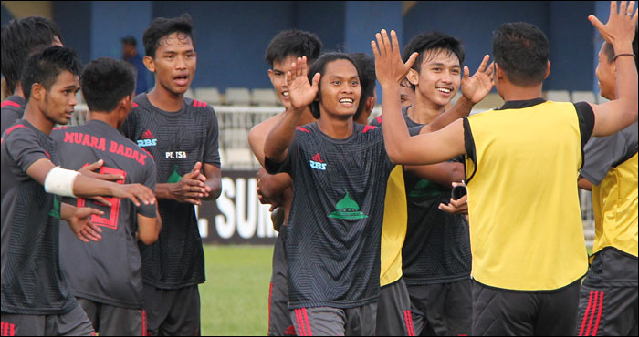 Para pemain Muara Badak merayakan keberhasilan mereka lolos ke partai puncak turnamen Bupati Cup 2017