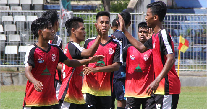 Selebrasi pemain Kecamatan Muara Badak usai membobol gawang Loa Janan. Dalam laga perdana Grup H, Muara Badak menang telak 5-1 atas Loa Janan