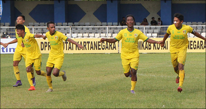 Para pemain tim kecamatan Muara Kaman merayakan keberhasilan mereka lolos ke semifinal usai menumbangkan juara  bertahan Tenggarong