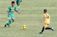 Duel antara tim Muara Kaman (hijau) vs Kota Bangun (kuning) yang dimenangkan Muara Kaman dengan skor tipis 2-1