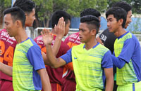 Tim Kecamatan Muara Wis (hijau muda) sukses meraih poin penuh usai menang 3-2 atas Sanga-Sanga