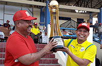 Bupati Kukar Edi Damansyah menyerahkan piala bergilir Bupati Cup 2019 yang sebelumnya dipegang Muara Badak kepada Ketua Askab PSSI Kukar Salehuddin untuk diperebutkan kembali