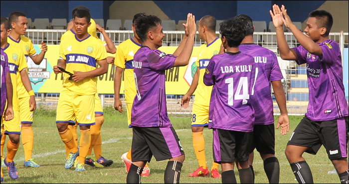 Para pemain Loa Kulu merayakan kemenangan lewat adu penalti atas Loa Janan pada babak kualifikasi grup Bupati Cup 2019 di Stadion Rondong Demang, Tenggarong, Rabu (03/04) sore