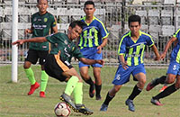 Laga antara Tenggarong vs Loa Kulu harus diselesaikan lewat adu penalti setelah kedua tim bermain imbang 1-1 di waktu normal