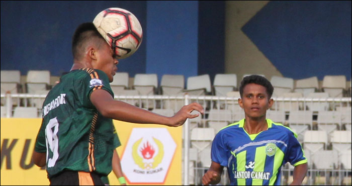Pemain Tenggarong Andry Raul BN menyundul bola dari daerah pertahanannya. Pada laga pertamanya, Tenggarong menang adu penalti atas Loa Kulu 