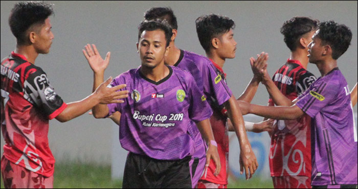 Tim Kecamatan Loa Kulu (ungu) lolos ke partai final Bupati Cup 2019 usai mengalahkan Muara Wis di laga semifinal