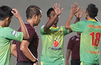 Para pemain Muara Kaman merayakan kemenangan 3-1 atas Loa Janan pada laga semifinal di Stadion Aji Imbut