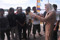 Bupati Rita Widyasari saat memberikan arahan kepada para pengusaha jasa ferry tradisional