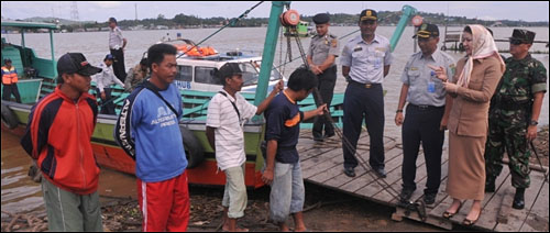 Bupati Rita Widyasari dan rombongan saat mengunjungi salah satu dermaga ferry tradisional di Tenggarong