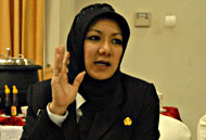 Bupati Kukar RIta Widyasari menantang pihak-pihak yang menyudutkan ayahnya untuk mengirimkan dokter ahli ke Tenggarong