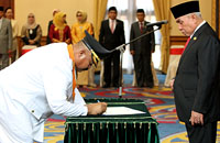 Bupati Kukar Edi Damansyah menandatangani berita acara pelantikan di hadapan Gubernur Kaltim Isran Noor
