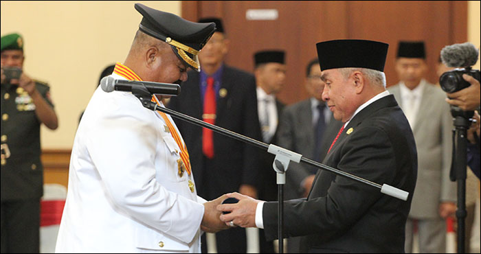 Bupati Kukar Edi Damansyah menerima SK pengangkatan dari Mendagri yang diserahkan Gubernur Kaltim Isran Noor