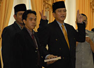 Kepala Disdukcapil Kukar Getzmani Zeth (kanan) saat disumpah menurut agama Nasrani