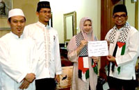 Bupati Rita Widyasari menyerahkan bantuan secara simbolis kepada Ketua KNRP Kaltim H Ali Hamdi