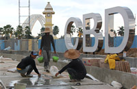 Para pekerja tengah menggarap trotoar di sekitar bundaran CBD Tenggarong